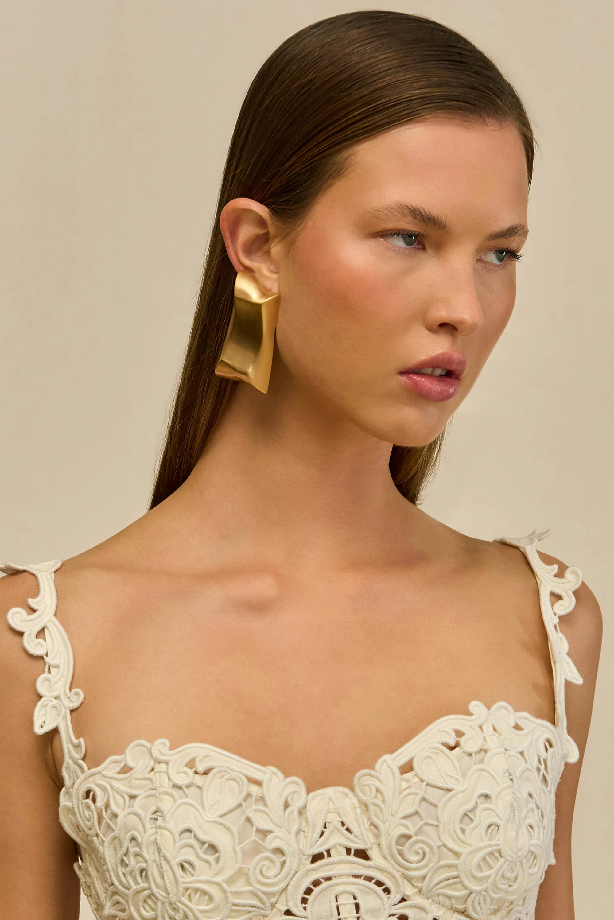 ALAYA EARRING - BRUSHED BRASS - Image 2