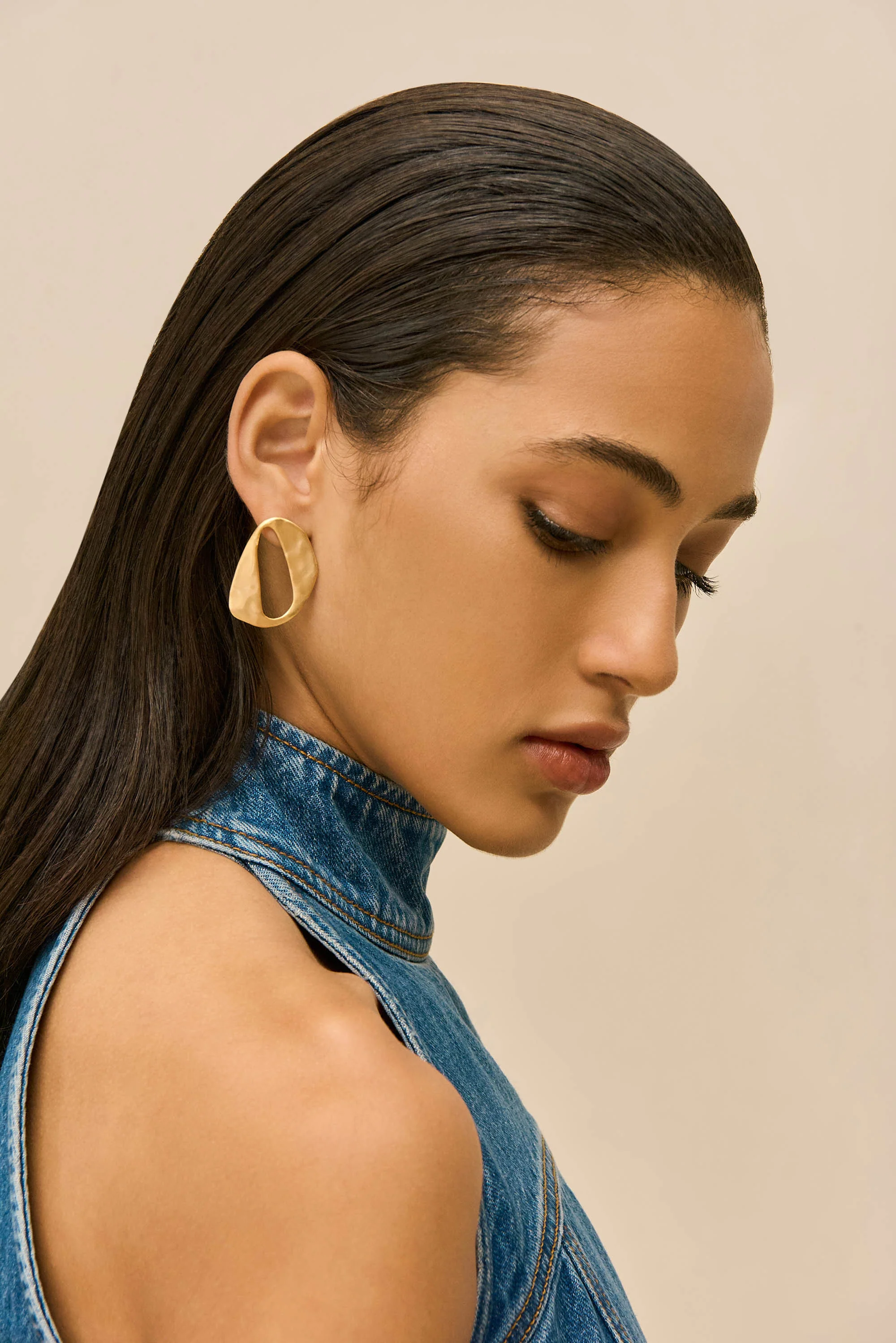 RUE MINI EARRING - BRUSHED BRASS - Image 2