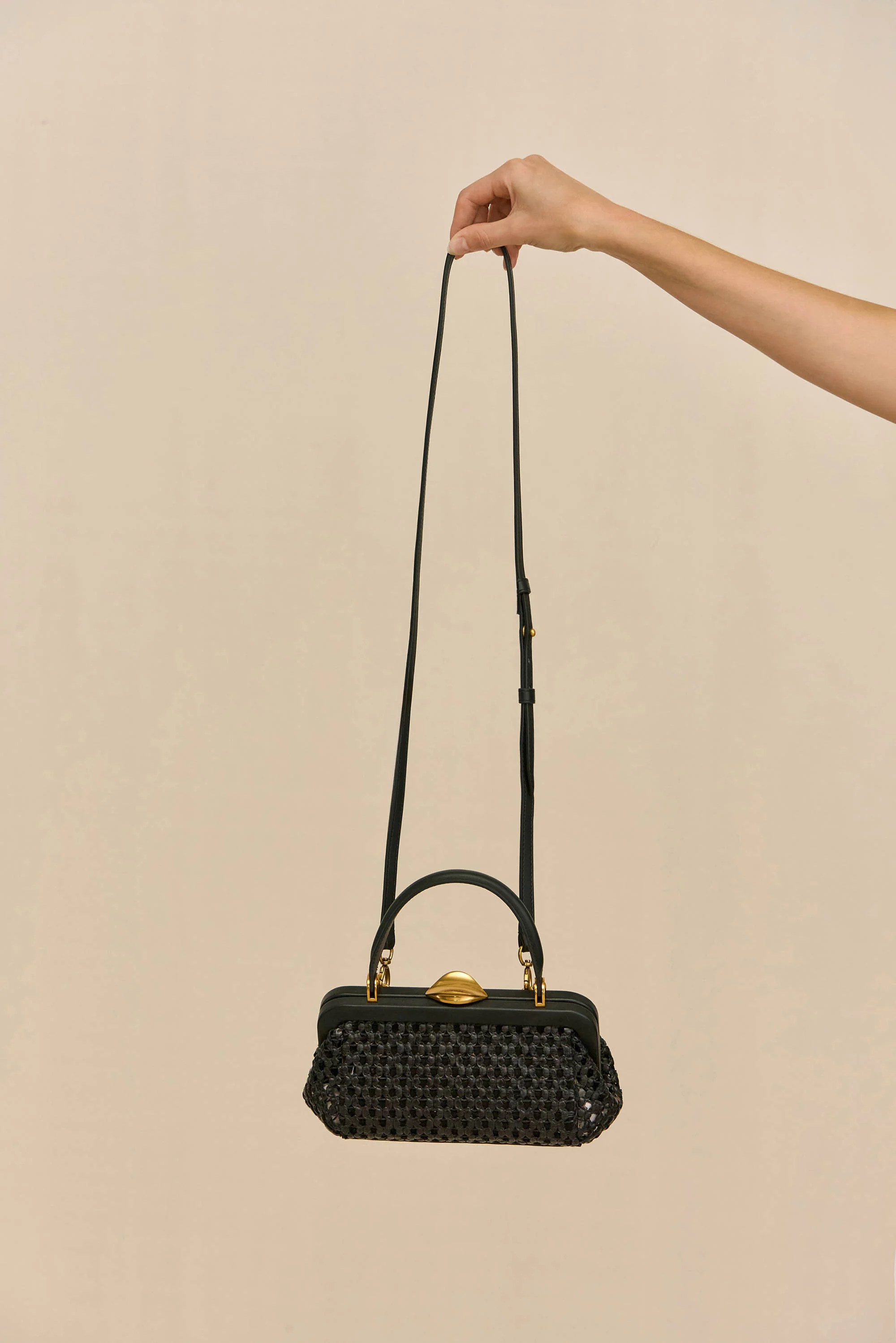 ZUMA MINI CROSSBODY BAG - BLACK - Image 4